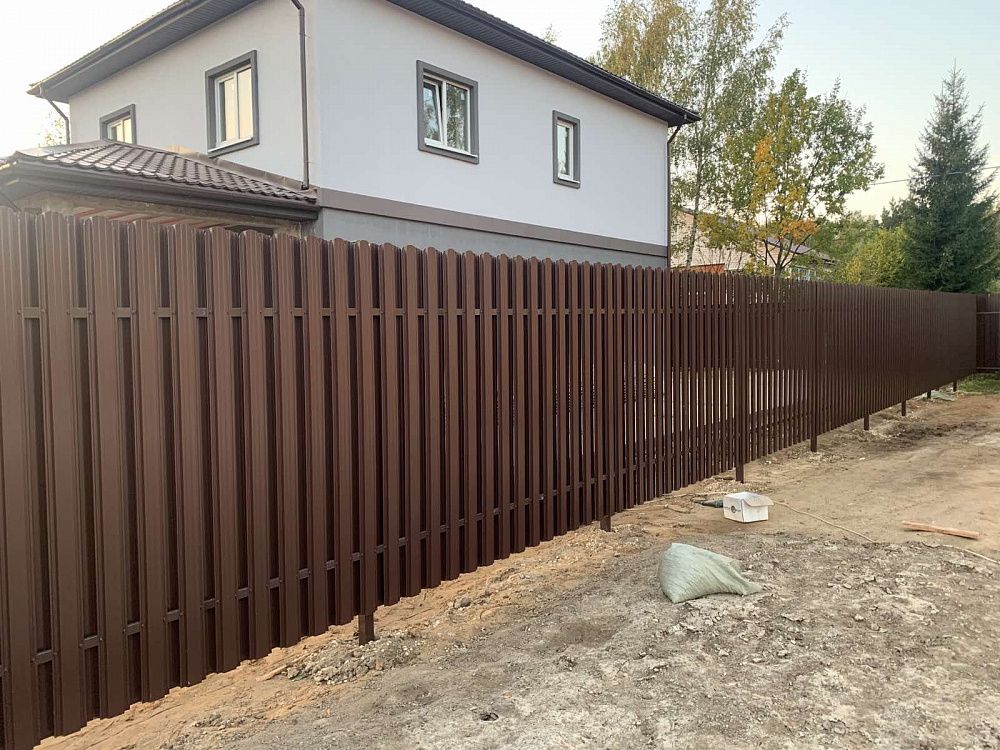 Купить Забор из штакетника шахматка темный в Москве по цене от 910 руб. Забор из штакетника шахматка темный купить Москва